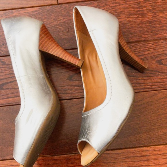 Aerosoles Silver Metallic Peep-Toe 3 1/4 Heels - Picture 7 of 8